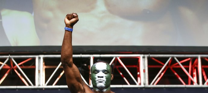 Kamaru Usman pózuje v Las Vegas