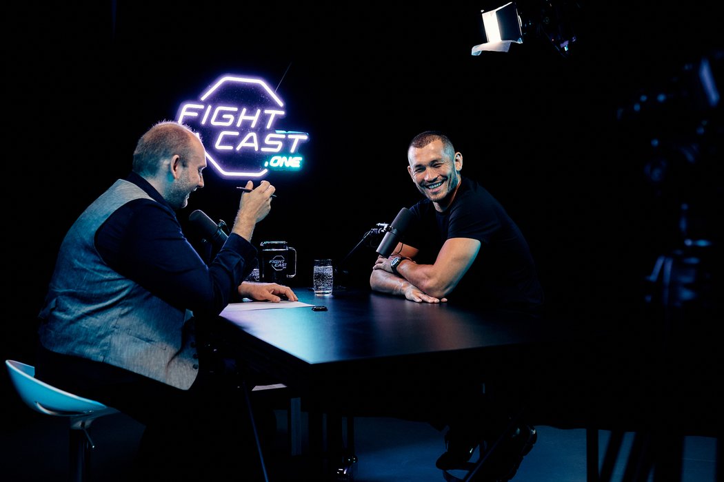 Machmud Muradov během natáčení rozhovoru pro Fight Cast One s redaktorem Ondřejem Němcem