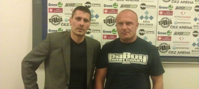 Hokejista Marek Ivan (vlevo) a bývalý polský fotbalista Jacek Wisniewski se v rámci MMA nakonec neutkají.