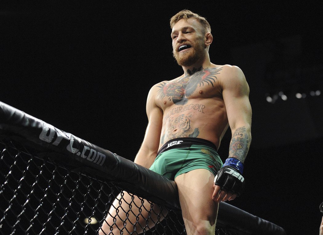 Takhle se po výhře předvedl Conor McGregor nadšeným fanouškům v Las Vegas