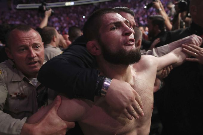 McGregor padl! Po Nurmagomedově triumfu se strhla hromadná rvačka McGregor padl! Po Nurmagomedově triumfu se strhla hromadná rvačka