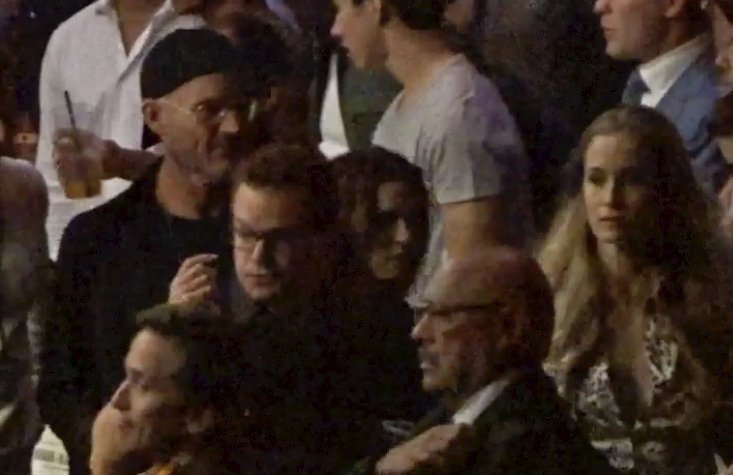 Chaos po konci zápasu v Las Vegas sledoval z blízkosti také herec Matt Damon