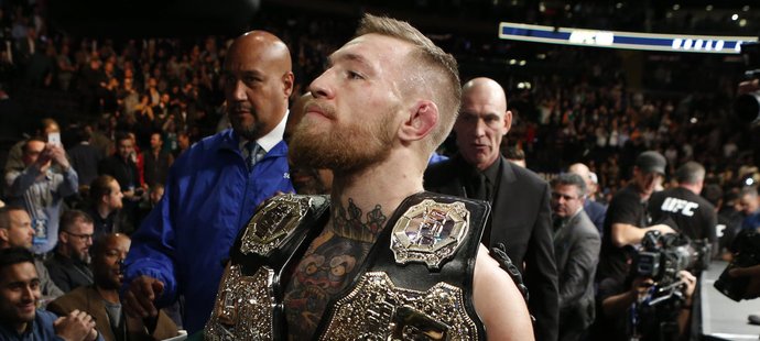 O jeden ze svých mistrovských pásů Conor McGregor přišel