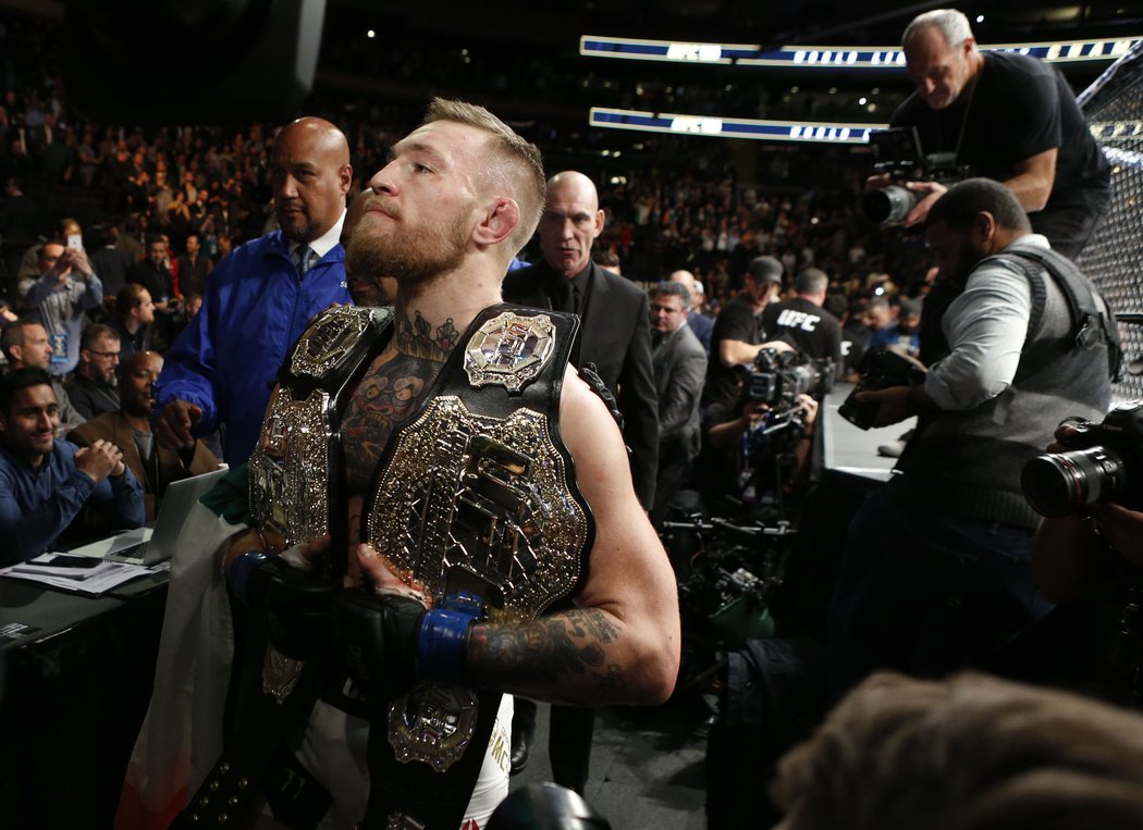 O jeden ze svých mistrovských pásů Conor McGregor přišel