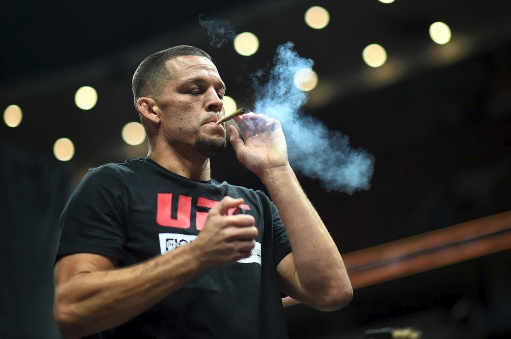 Nate Diaz si zapálil během středečního tréninku v anaheimské hale Honda Centre