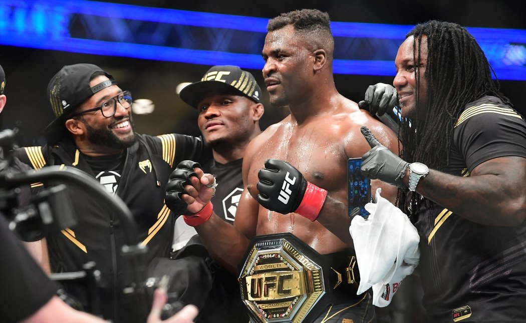 Kamerunský zápasník Francis Ngannou na turnaji UFC 270 v Anaheimu po pěti kolech zvítězil na body a obhájil titul.