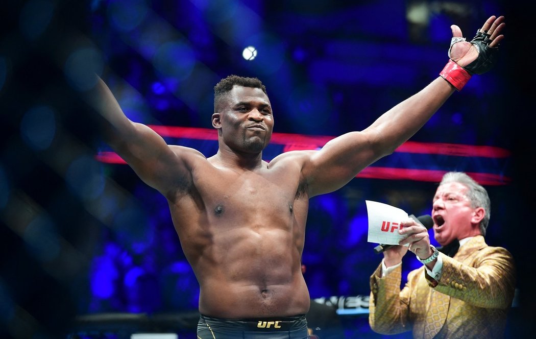 Kamerunský zápasník Francis Ngannou na turnaji UFC 270 v Anaheimu po pěti kolech zvítězil na body a obhájil titul.