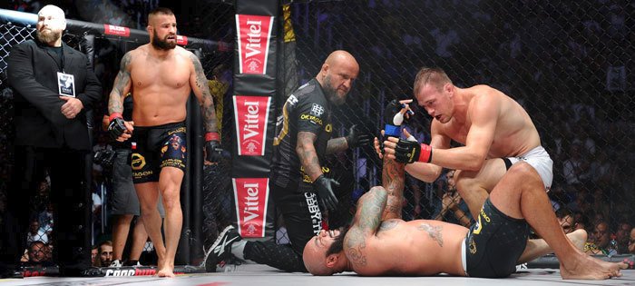 Českého navrátilce do MMA Viktora Peštu (vpravo nahoře) by velice lákal zápas s legendárním Karlosem Vémolou. &#34;Není nejlepší, jen nejpopulárnější,&#34; řekl rodák z Příbrami o &#34;Terminátorovi&#34;