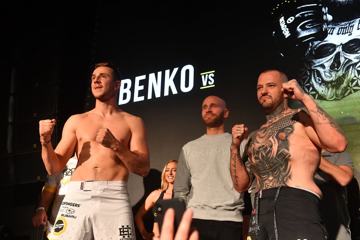 Populární herec Jakub Štáfek (vlevo) při vážení před svou premiérou v MMA, v rámci Oktagon 15 na něho čeká Peter Benko