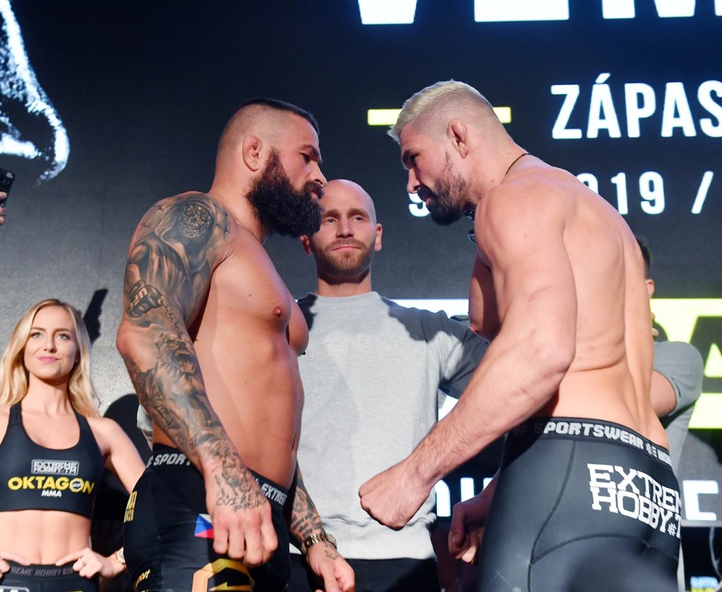 Karlos Vémola a Attila Végh (vpravo) se blíží na staredown, který byl v jejich podání hodně agresivní...