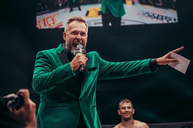 Ondřej Novotný, promotér Oktagonu, si užívá řeč před zápasem Ondřej Novotný, promotér Oktagonu, si užívá řeč před zápasem