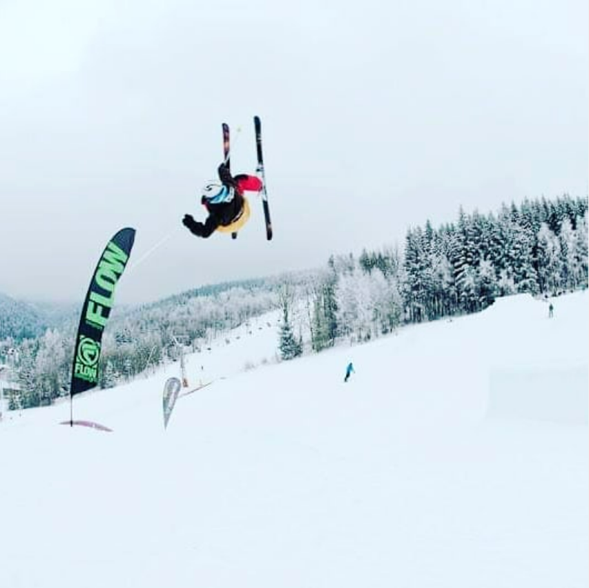 Adam má v oblibě extrémní sporty, jezdí skvěle na kolečkových bruslích, wakeboard, lyžích i snowboardu