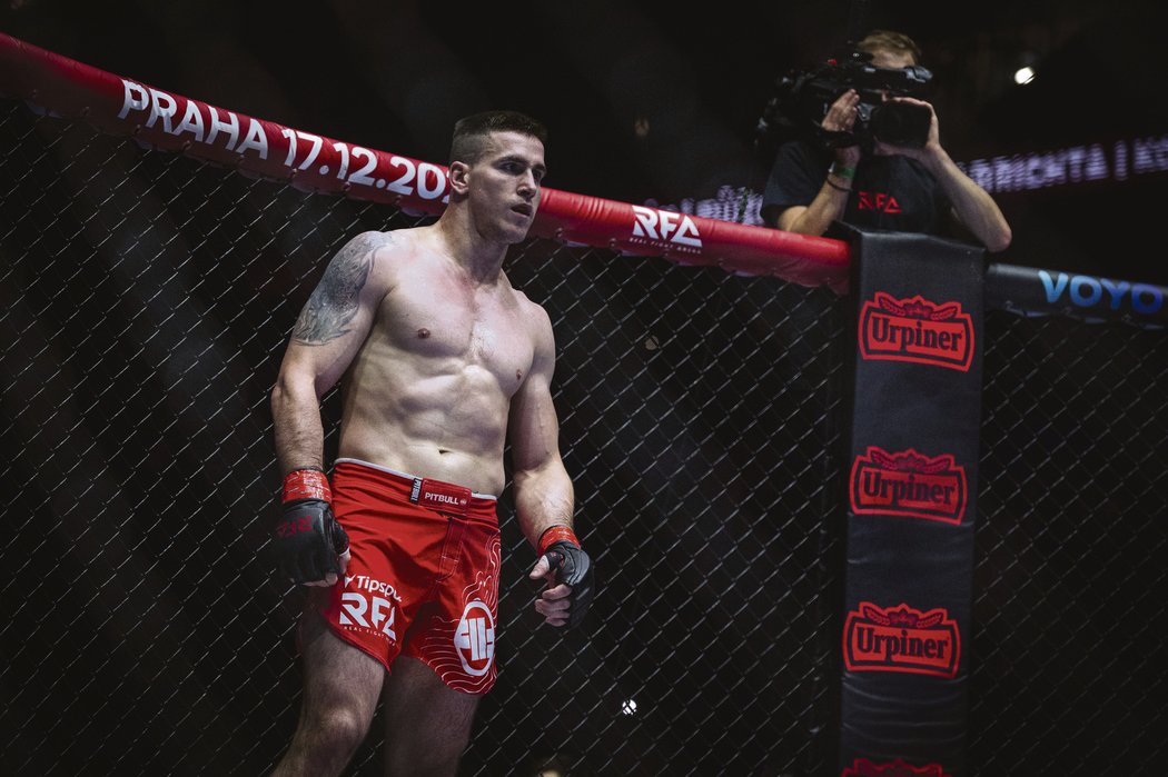 Český MMA zápasník a boxer David Hošek