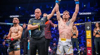 Snový návrat do Oktagonu. Dvořák zasadil brutální KO! Sám inkasoval tvrdé koleno Snový návrat do Oktagonu. Dvořák zasadil brutální KO! Sám inkasoval tvrdé koleno