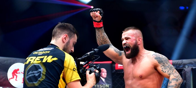 Zápasník MMA Karlos Vémola po vítězství nad svým sokem