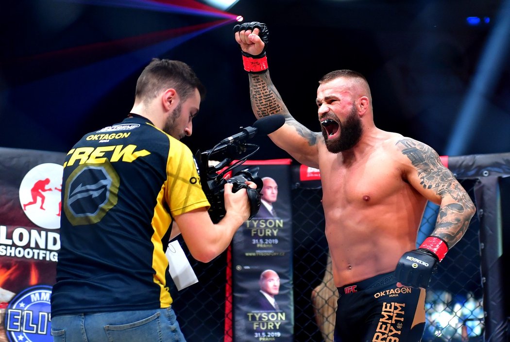 Zápasník MMA Karlos Vémola po vítězství nad svým sokem