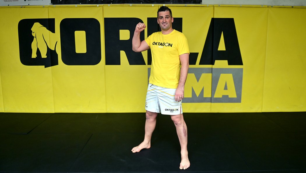 Martin Fenin trénuje na bitvu v Oktagonu v Gorilla MMA gymu pod vedením trenéra Josefa Krále