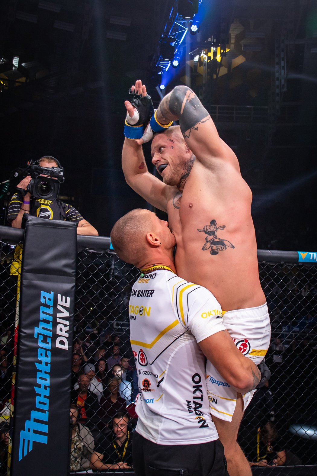 Český bojovník Adam Raiter se raduje z vítězství ve svém prvním MMA zápase