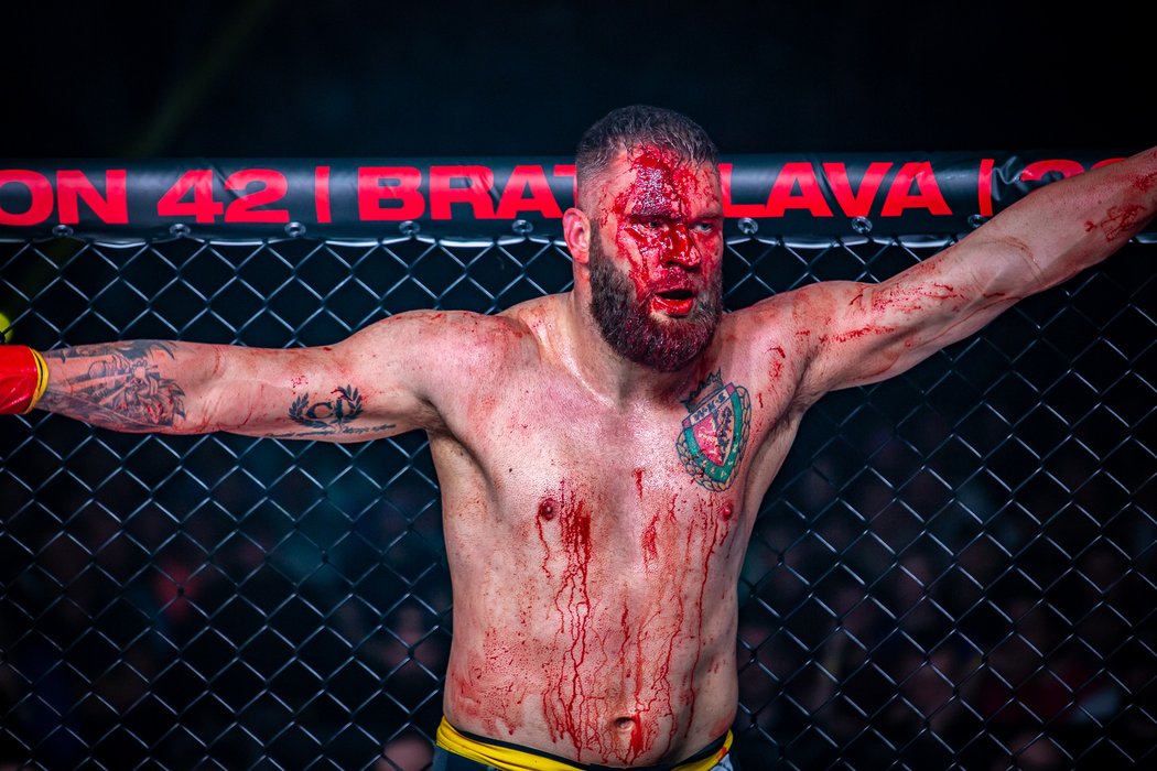 Zkrvavený zápasník Oktagonu Adam Palasz