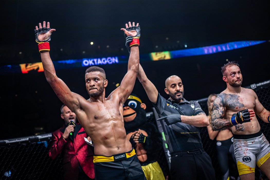 Český MMA zápasník Melvin Mané slaví výhru na turnaji Oktagon 41