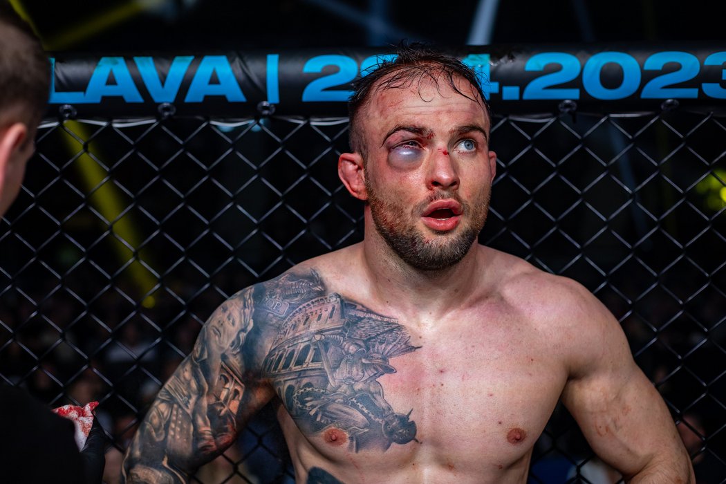 Polák Szymon Broncel, zničený po bitvě s českým zápasníkem Melvinem Maném
