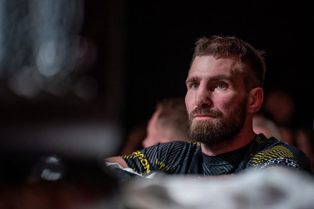 Slavný MMA kouč André Reinders během zápasu Slavný MMA kouč André Reinders během zápasu