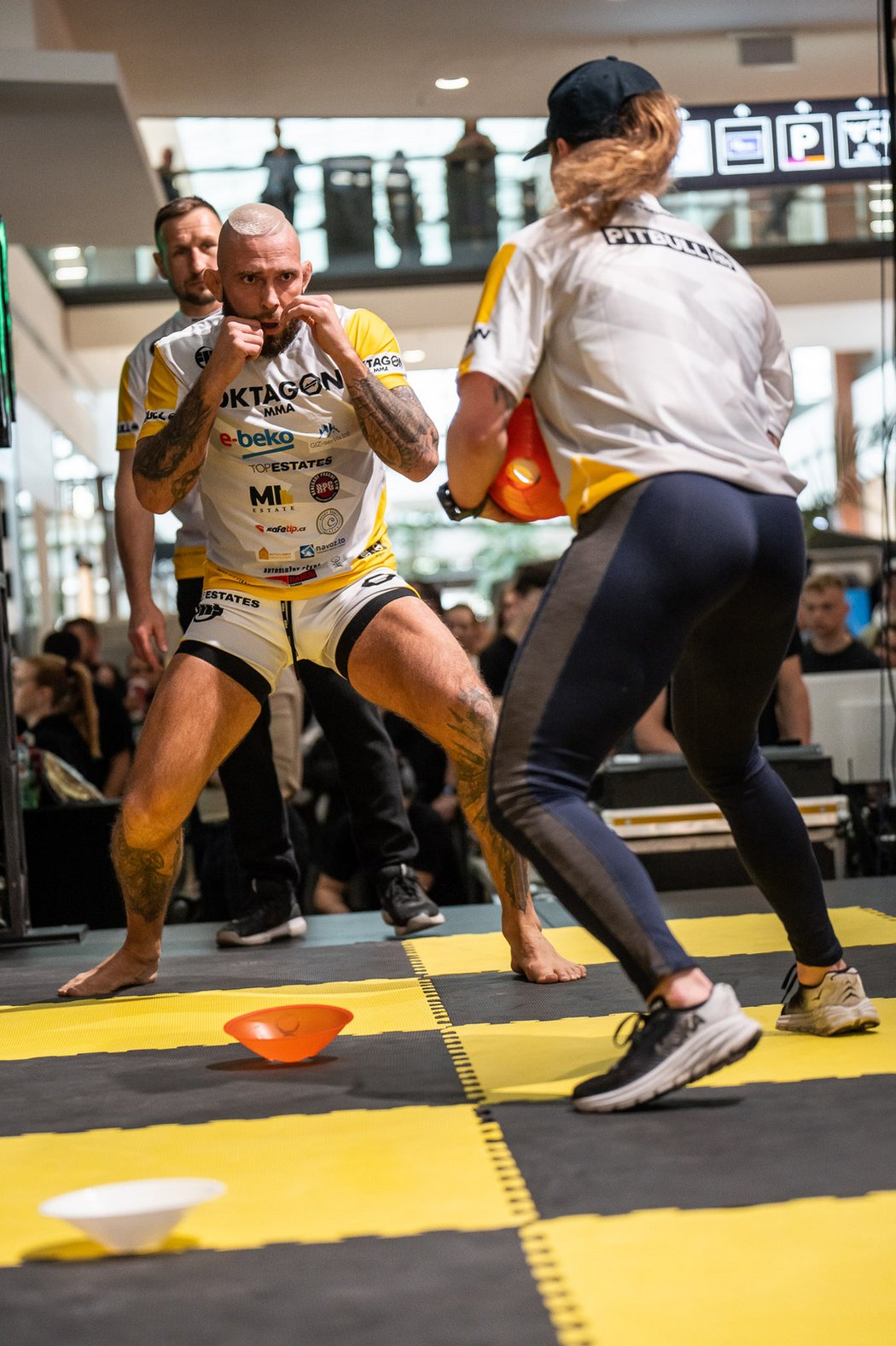 MMA zápasník Miroslav Brož předvádí veřejnosti svůj trénink