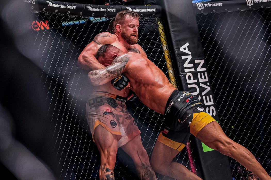 Známý MMA zápasník Karlos »Terminátor« Vémola odkryl svou tvář po duelu s Kinclem, ve kterém utrpěl zranění v obličeji