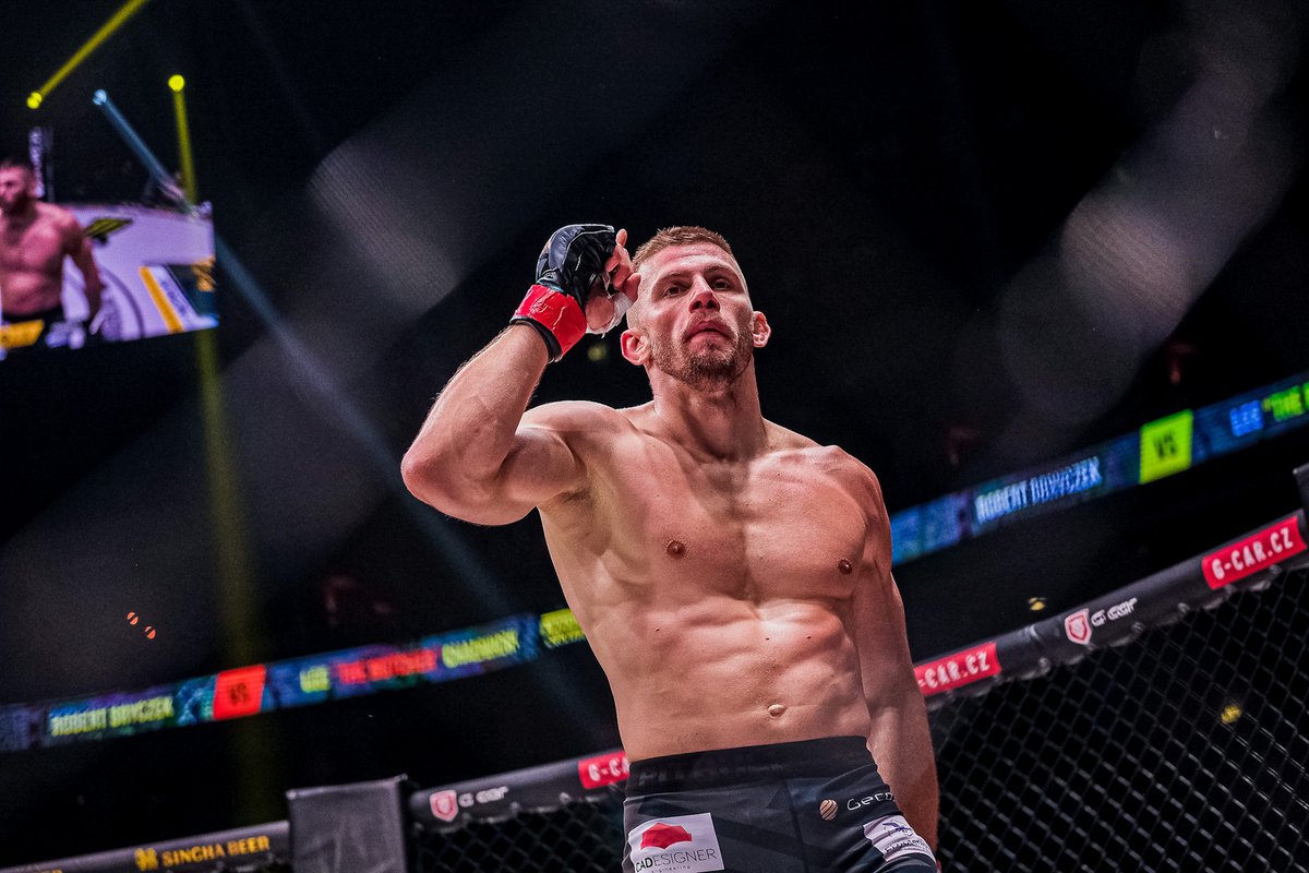 Slavící polský MMA zápasník Robert Bryczek na Oktagonu 43