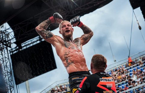 Radek Roušal slaví výhru při své MMA premiéře v Oktagonu