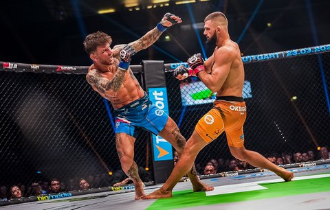 Český MMA zápasník Matouš Kohout tvrdě inkasuje od Mateusze Legierského