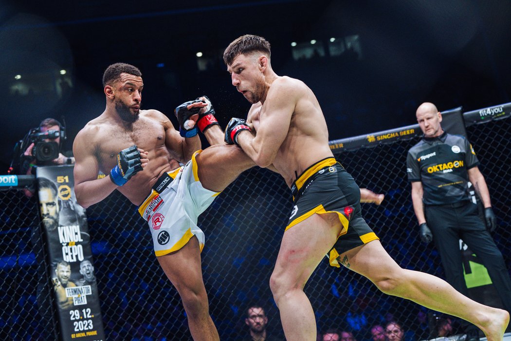 Máté Kertész poráží v Ostravě na body anglického MMA zápasníka Ammariho Diedricka