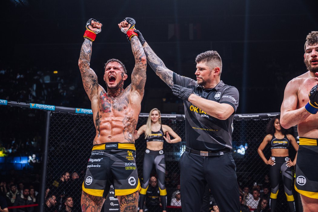 Český MMA bojovník Marek Bartl slaví výhru nad Norem Olem Magnorem pod pravidly Undergroundu