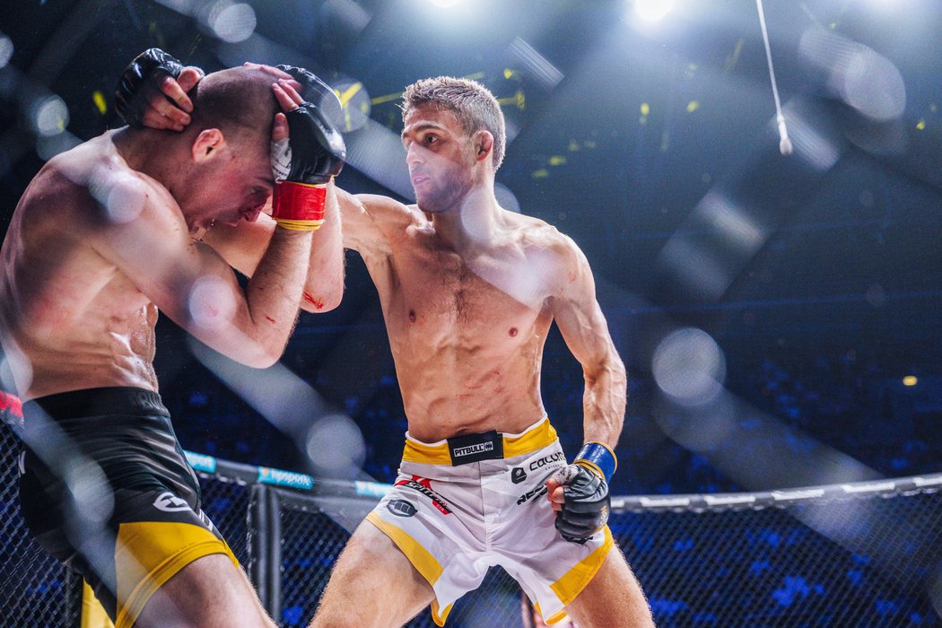 Slovenský zápasník Roman Paulus těžce inkasuje v zápase s Nikem Samsonidzem