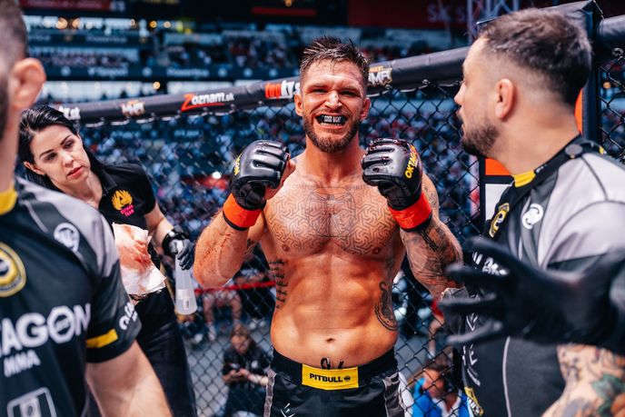 Slavící německý MMA zápasník Jamie Cordero v Edenu Slavící německý MMA zápasník Jamie Cordero v Edenu