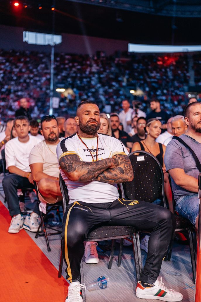 Karlos Vémola sleduje zápas na turnaji Oktagon 72 Karlos Vémola sleduje zápas na turnaji Oktagon 72