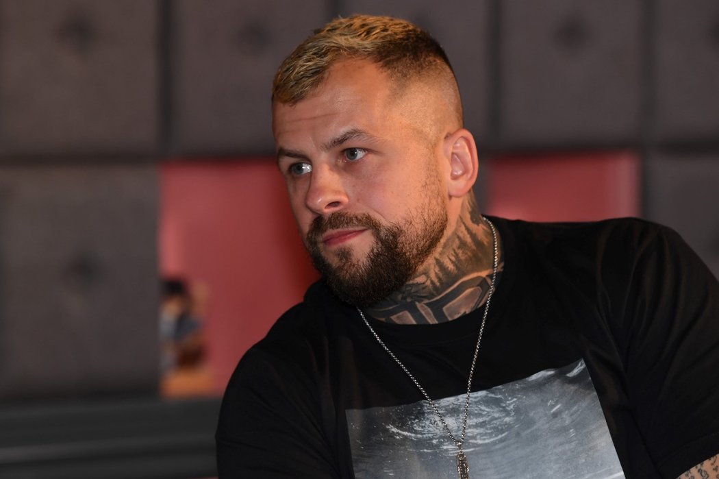 Někdejší vicemistr republiky v muay thai a rapper Otakar &#34;Marpo&#34; Petřina v trashtalku s Karlosem &#34;Terminátorem&#34; Vémolou v klubu Duplex před boxerským zápasem, jenž se má odehrát v příštím roce