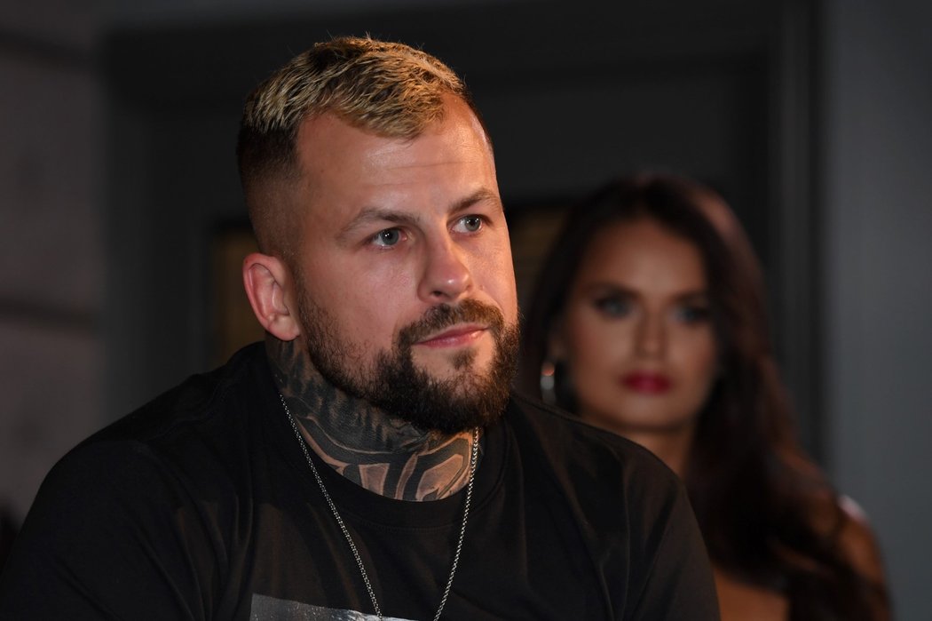 Někdejší vicemistr republiky v muay thai a rapper Otakar &#34;Marpo&#34; Petřina v trashtalku s Karlosem &#34;Terminátorem&#34; Vémolou v klubu Duplex před boxerským zápasem, jenž se má odehrát v příštím roce