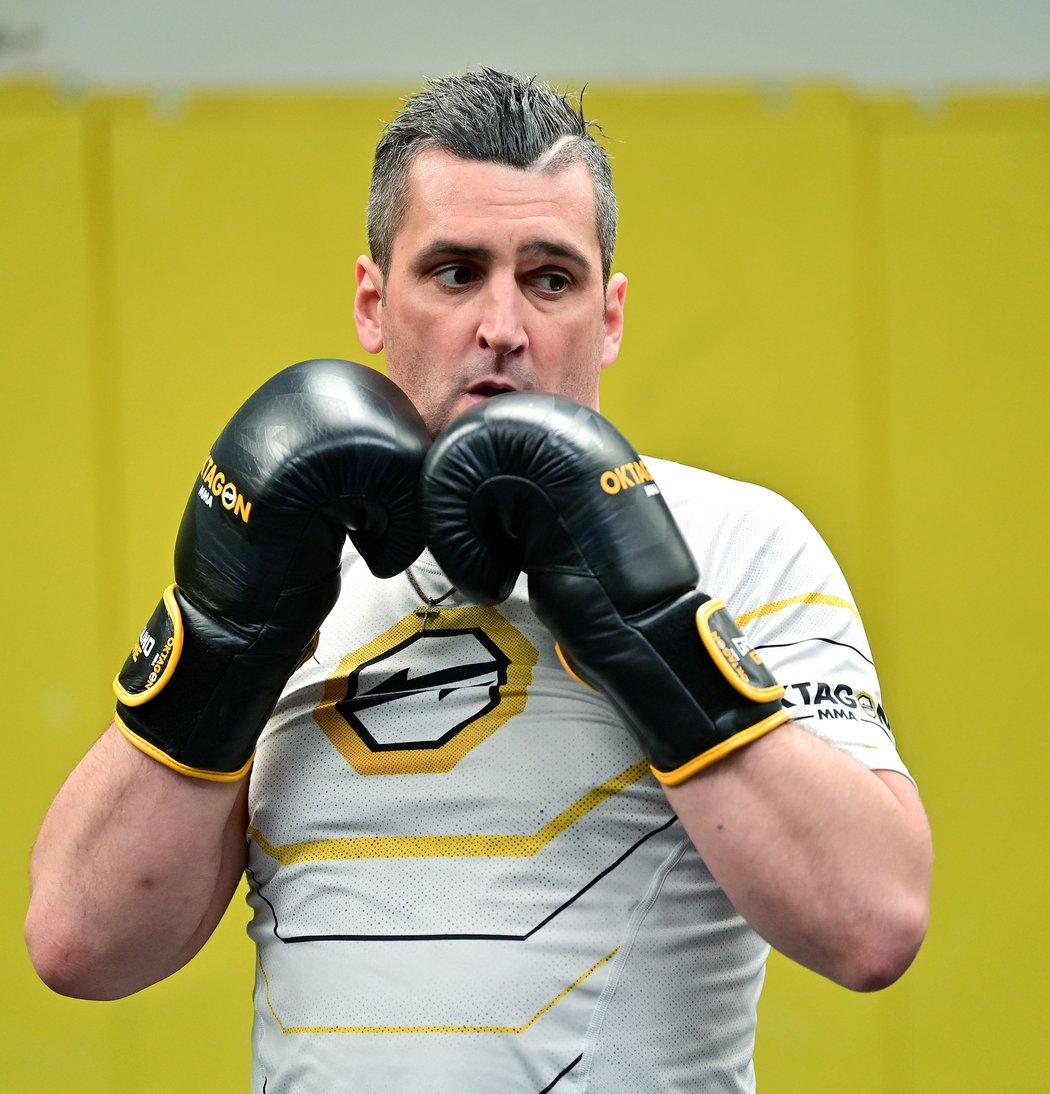 Martin Fenin při tréninku na MMA výzvu v kleci
