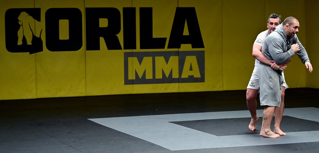 Martin Fenin při tréninku na MMA výzvu v kleci