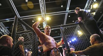 Bojovník Pešta slaví. V UFC zničil ruského medvěda Jerochina