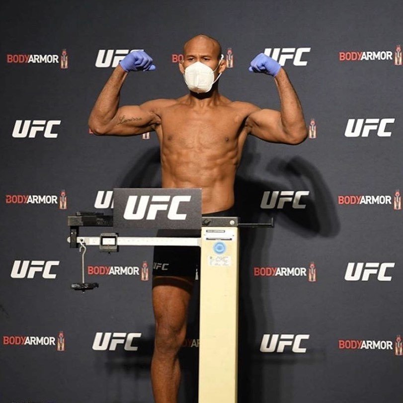 Ronaldo &#34;Jacare&#34; Souza byl před turnajem UFC 249 pozitivně testován na koronavirus. Jeho souboj s Uriahem &#34;Primetime&#34; Hallem se proto zrušil.