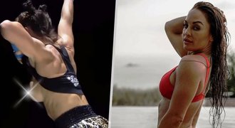 Netradiční oslava sexy bojovnice: Prsila se v ringu!