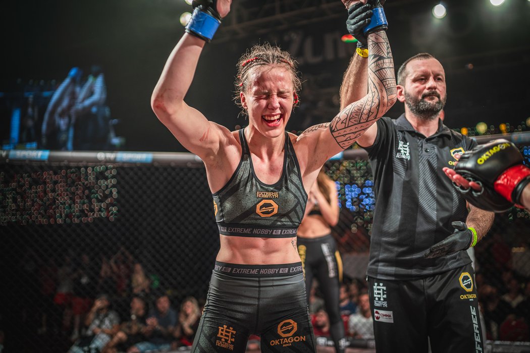 Tereza Bledá dokázala v rámci pravidel Undergroundu porazit nejlepší české MMA bojovnice Lucii Pudilovou a Magdalenu Šormovou.