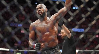 Napravený šampion UFC Jones? Vzdal se titulu, pak vyjel pomáhat do ulic