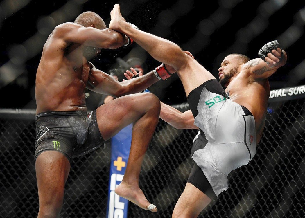 Hlavní tahák turnaje UFC 239 v Las Vegas nabodovali rozhodčí těsně pro Jona Jonese, který tím přidal na své konto další úspěšnou obhajobu titulu.