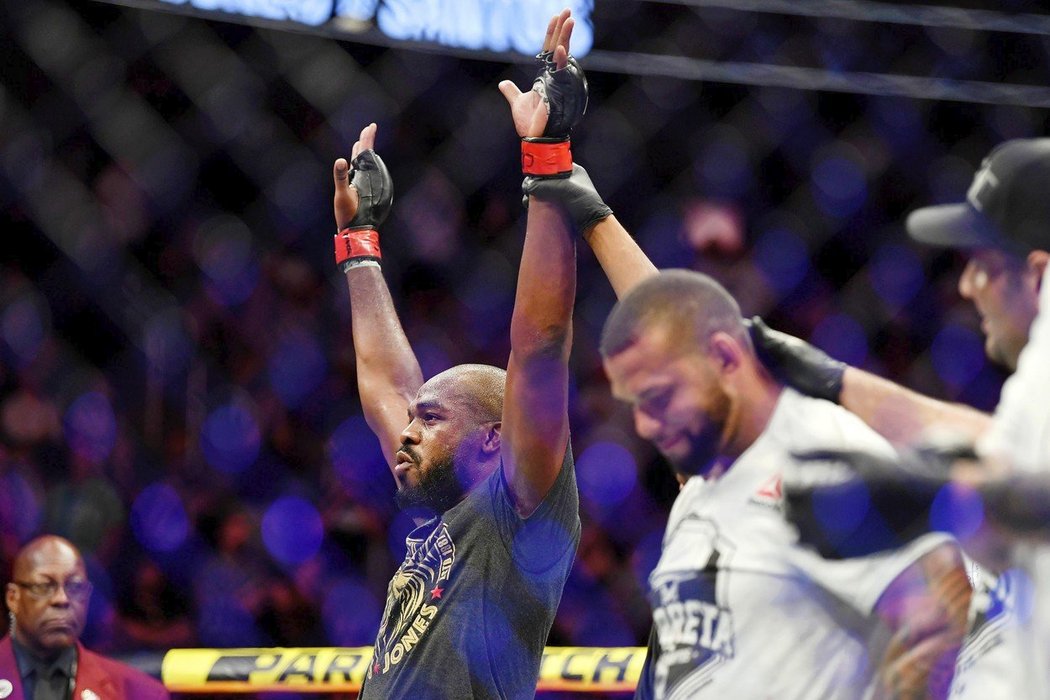 Hlavní tahák turnaje UFC 239 v Las Vegas nabodovali rozhodčí těsně pro Jona Jonese, který tím přidal na své konto další úspěšnou obhajobu titulu.