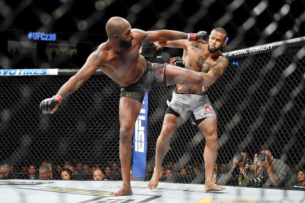 Hlavní tahák turnaje UFC 239 v Las Vegas nabodovali rozhodčí těsně pro Jona Jonese, který tím přidal na své konto další úspěšnou obhajobu titulu.