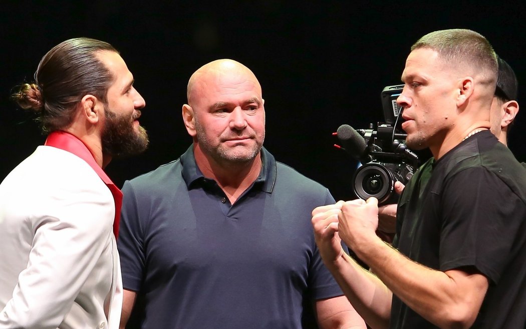 Jorge Masvidal (vlevo) a Nate Diaz se měli utkat 2. listopadu při UFC 244, zápas je ale kvůli nalezenému dopingu Diaze v ohrožení