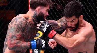 UFC: Brutální KO vteřinu před koncem kola a další dominantní obhajoba